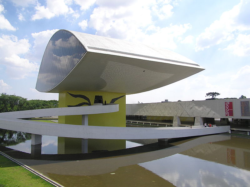 800px-Museu_Oscar_Niemeyer_2_Curitiba_Brasil